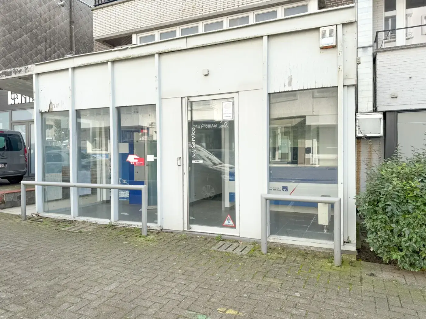 Centraal gelegen handelsgelijkvloers met woonst in het centrum van Koksijde Bad.